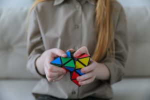 girl solving puzzle brain acitivities